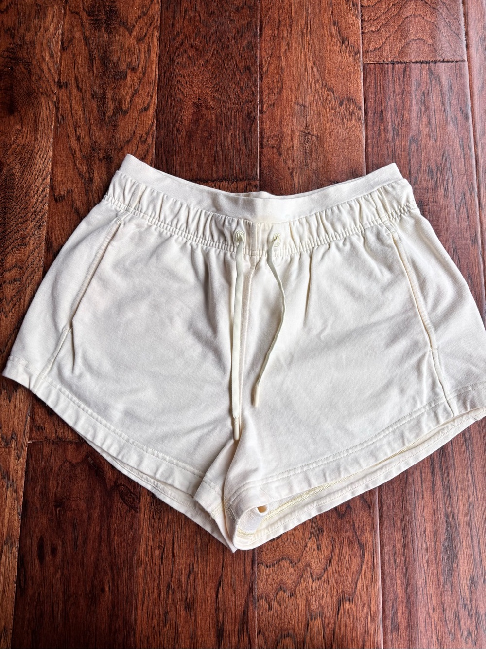 Lululemon inner glow 3” shorts